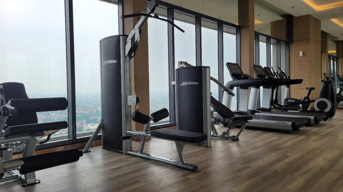 Gym dengan peralatan Life Fitness di Arumaya Residence