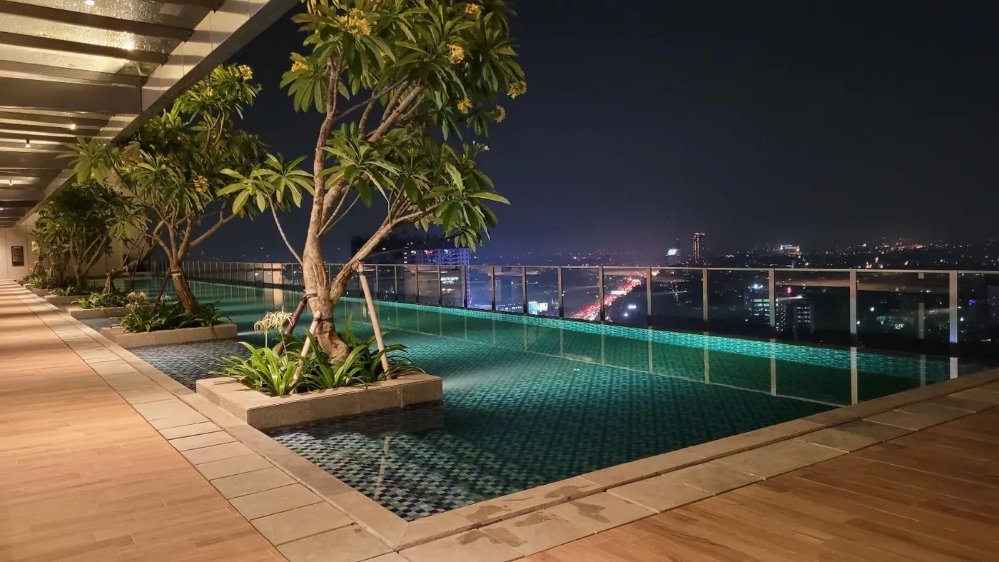 Olympic length sky pool Arumaya Residence di malam hari