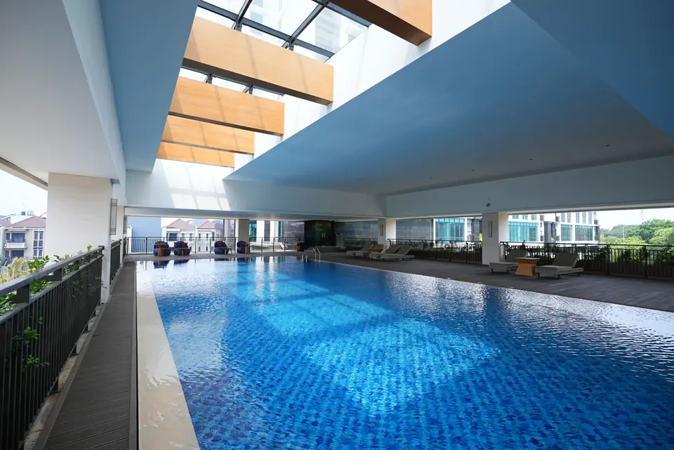 Kolam renang dengan skylight dan area santai